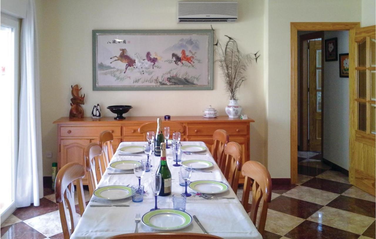 Awesome Home In Portman With Kitchen Ngoại thất bức ảnh